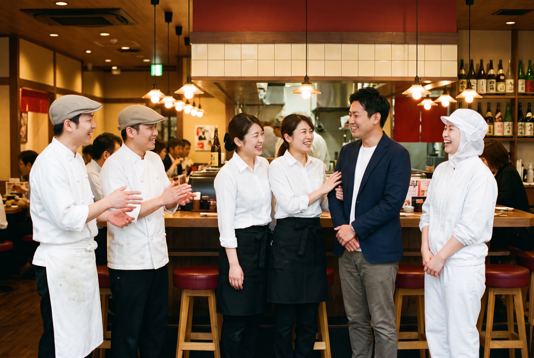 部門の異なる6人のスタッフが談笑する様子